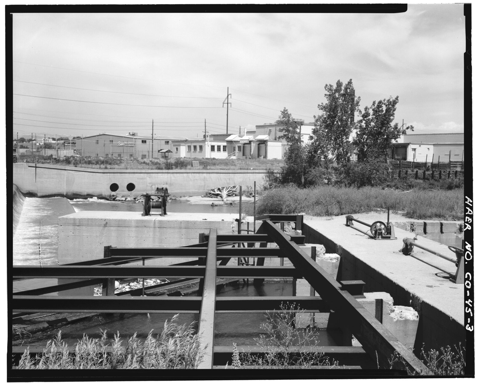 Burlington Ditch headgate Headgate mechanism in the foreground; South Platte River in the background.