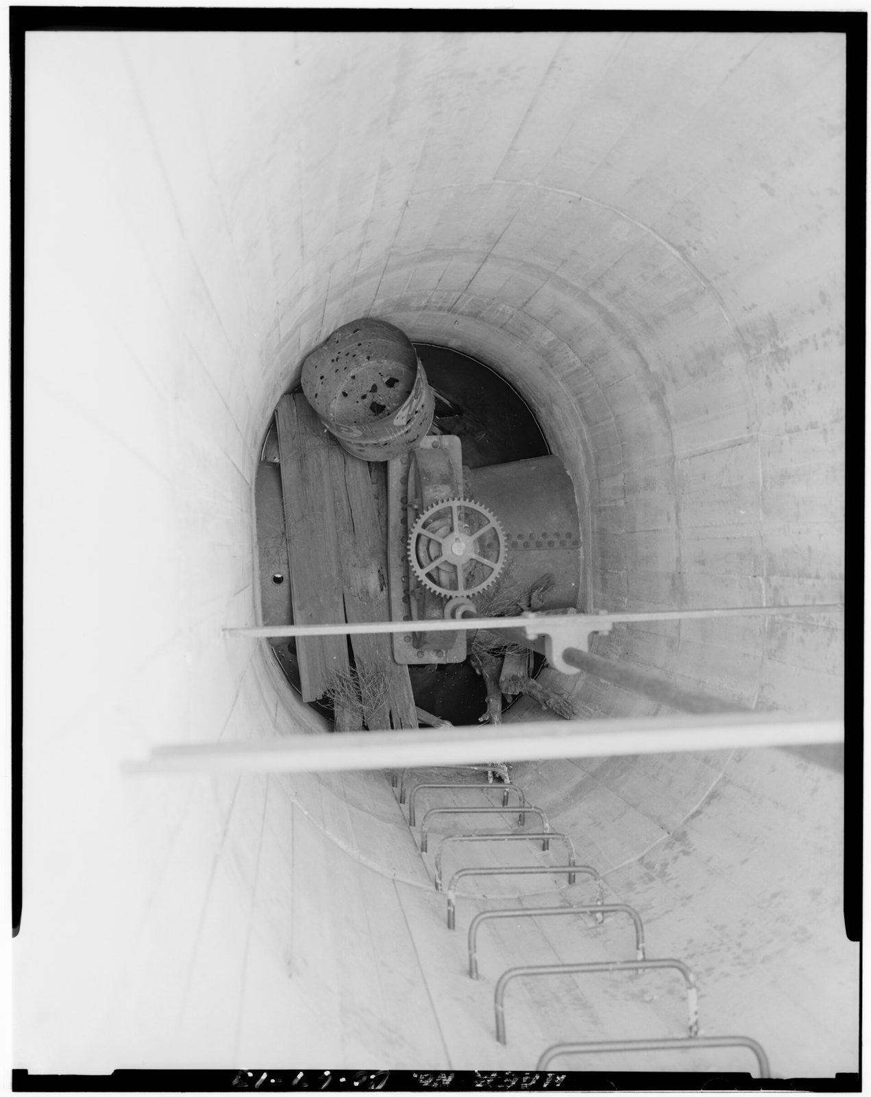 Detail view of flow control, terminal reservoir.